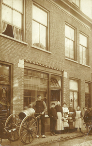 824438 Gezicht op de voorgevel van het pand Lange Lauwerstraat 13 te Utrecht, met links melkslijter C. van Dijk.